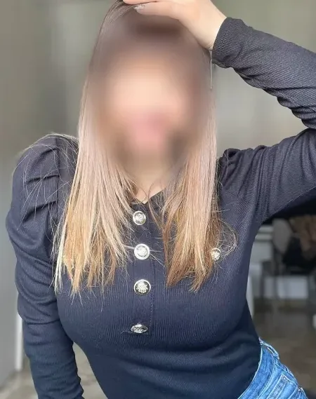 Chloe, 37