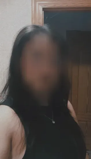 Laura, 24