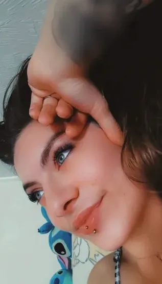 Nia, 24