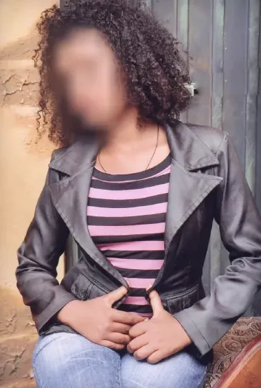 Nia, 24